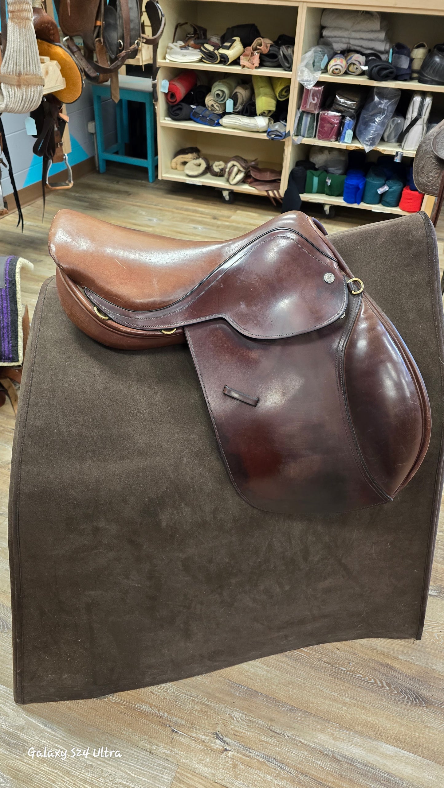 Crosby XL Close Contact Saddle