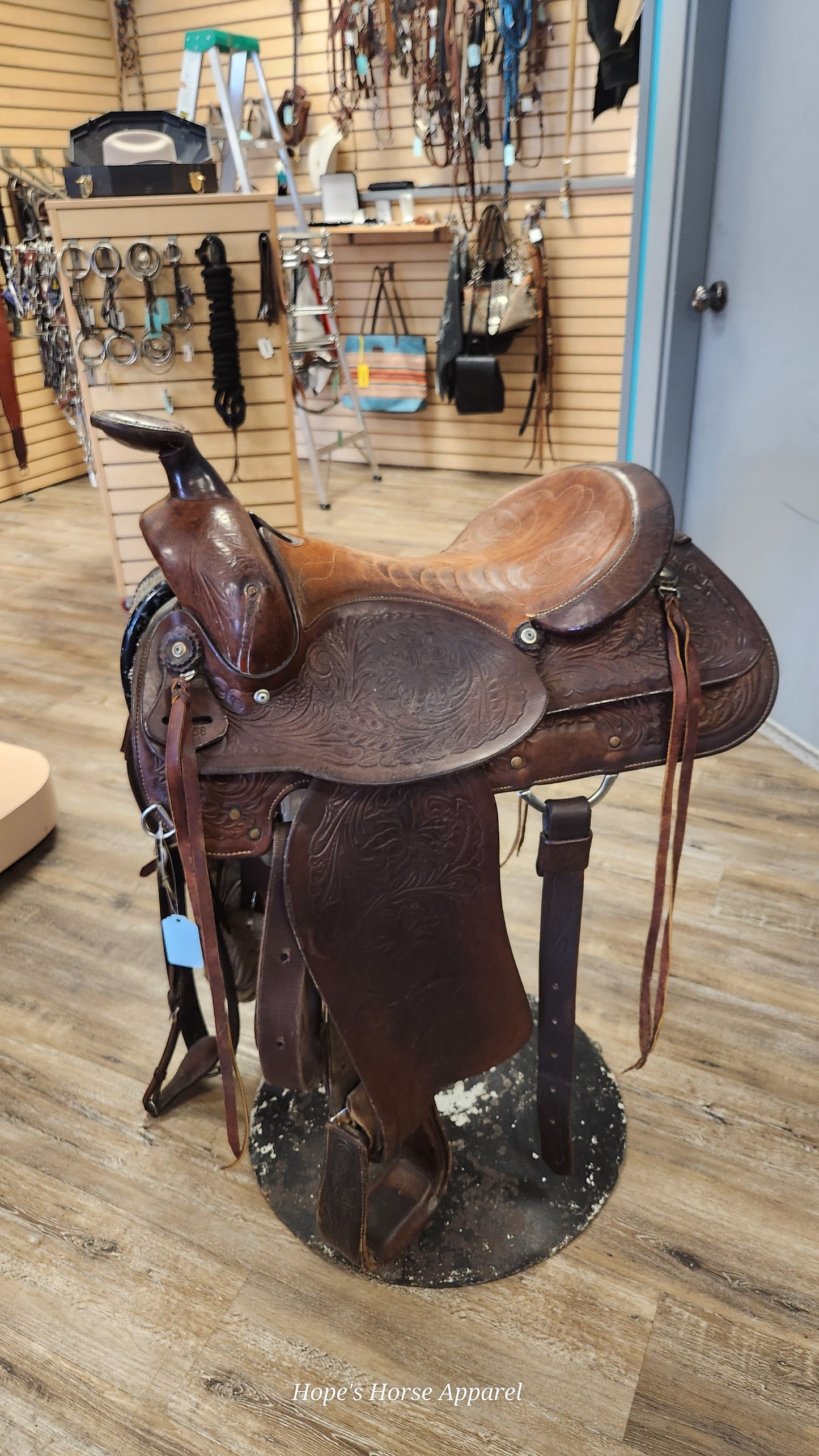 Eamore Saddle